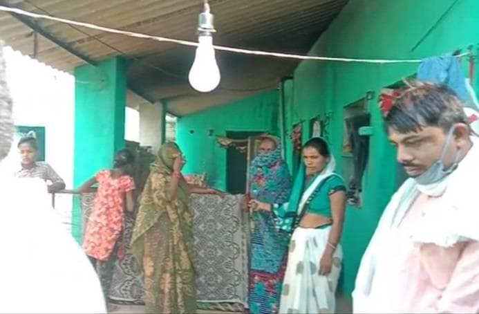 इस घर में 8 दिन से निकल रहे जानलेवा किंग कोबरा, अब तक 123 निकले