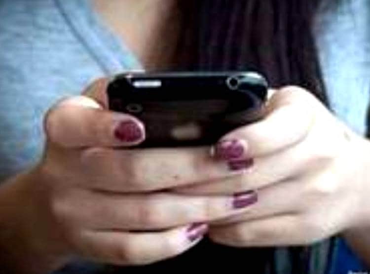 मोबाइल पर आते थे अश्लील फोटो-मैसेज, 10वीं की छात्रा ने दी जान