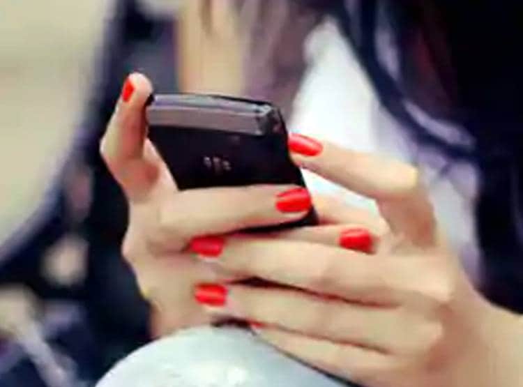 मोबाइल पर आते थे अश्लील फोटो-मैसेज, 10वीं की छात्रा ने दी जान