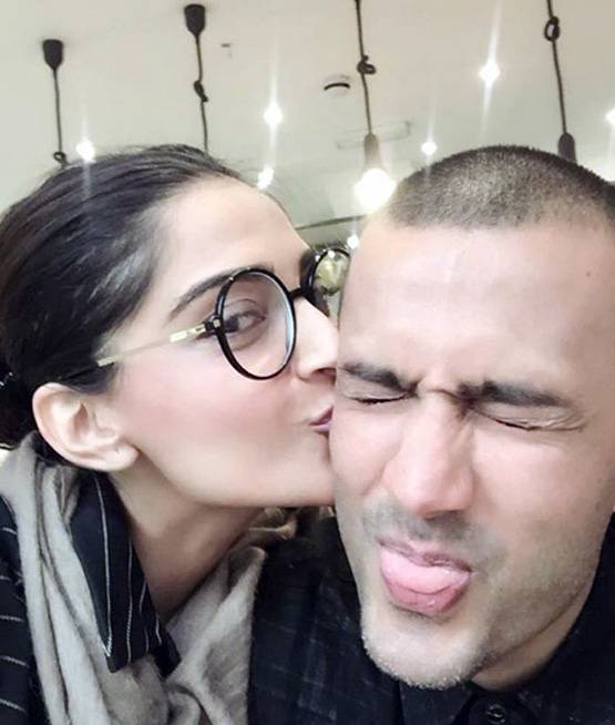 सोनम कपूर को एनिवर्सरी पर पति ने दिया खास गिफ्ट, खुशी से झूमीं एक्ट्रेस