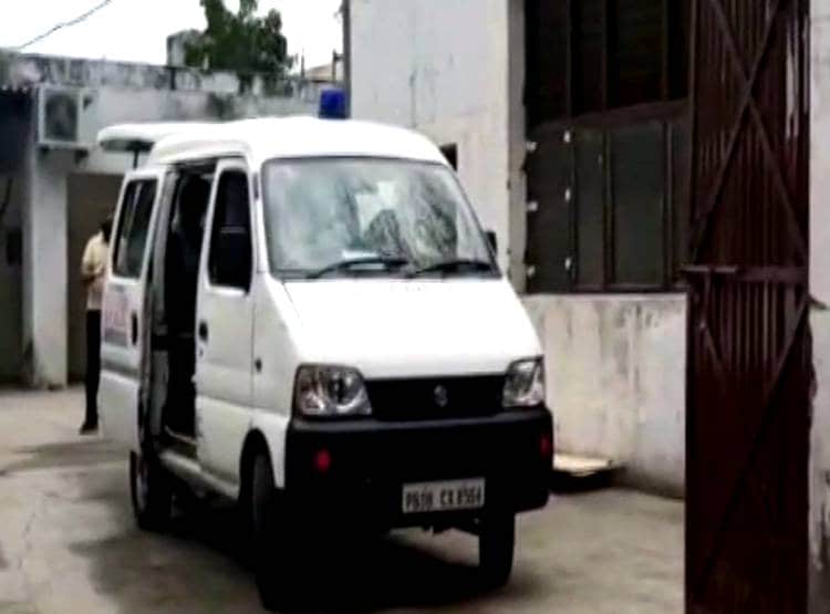 नौकरी के लिए कहा तो लेक्चरर पत्नी ने किया सुसाइड, पति भी ट्रेन से कटा