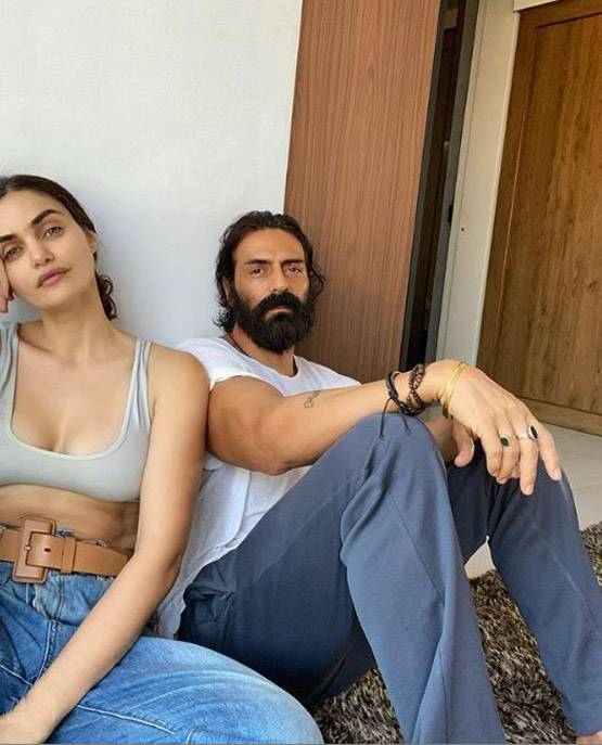 अर्जुन रामपाल की गर्लफ्रेंड के होठों को यूजर ने बताया अजीब, मिला ये जवाब