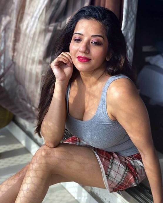 घर में बोल्ड लुक में नजर आईं मोनालिसा, वायरल हो रही ये तस्वीरें