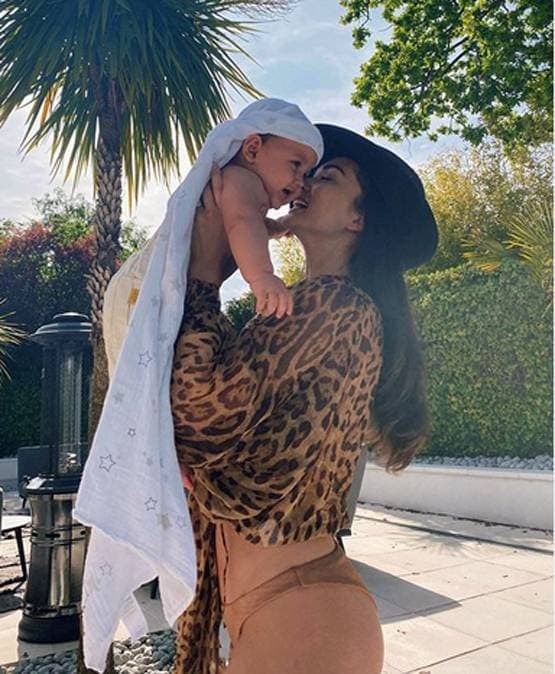 बेटे को पैंपर करती दिखीं एमी जैक्सन, वायरल हुआ एक्ट्रेस का बोल्ड अंदाज