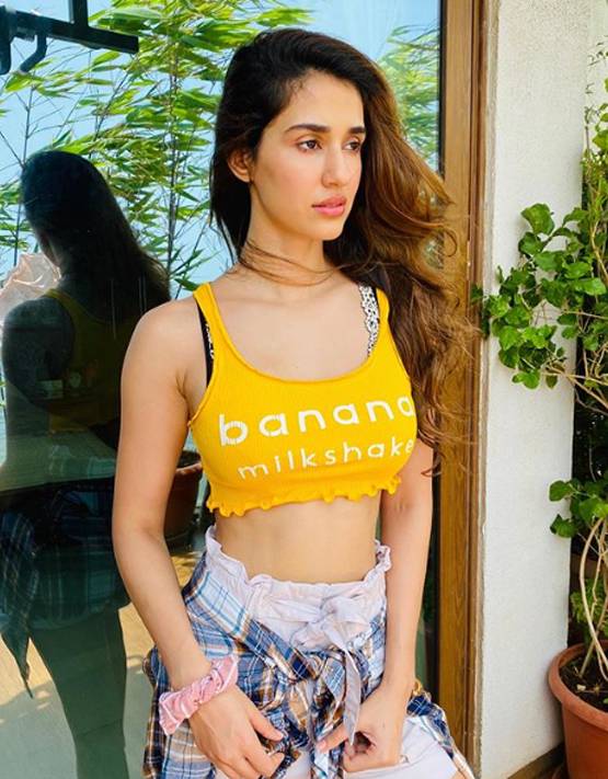 समंदर किनारे दिशा पाटनी का कैंडिड पोज, मोनोकनी में दिखीं ग्लैमरस