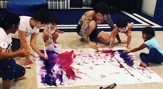 लॉकडाउन में पेंटिंग बनाने में बिजी सनी लियोनी, पति-बच्चे यूं कर रहे मदद