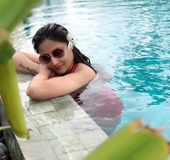 पूल में रिलैक्स करती कसौटी की कोमोलिका, एक्ट्रेस ने शेयर की थ्रोबैक फोटोज
