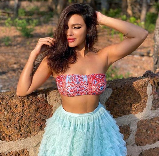 बिग बॉस एक्स कंटेस्टेंट आश्का कर रही हैं योग, शेयर की बोल्ड तस्वीरें