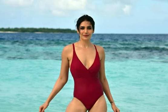 घर पर ही वर्कआउट कर रही हैं एक्ट्रेस करिश्मा तन्ना, शेयर की तस्वीरें