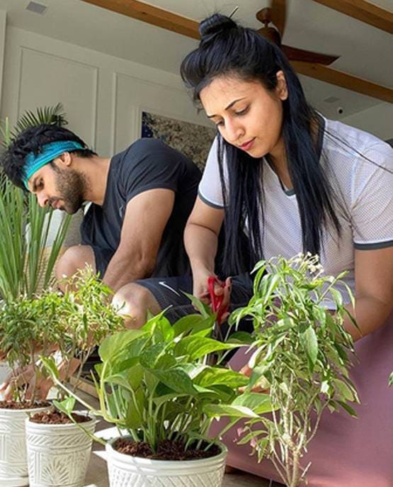 घर में पति विवेक संग गार्डनिंग कर रहीं दिव्यांका, शेयर की फोटोज