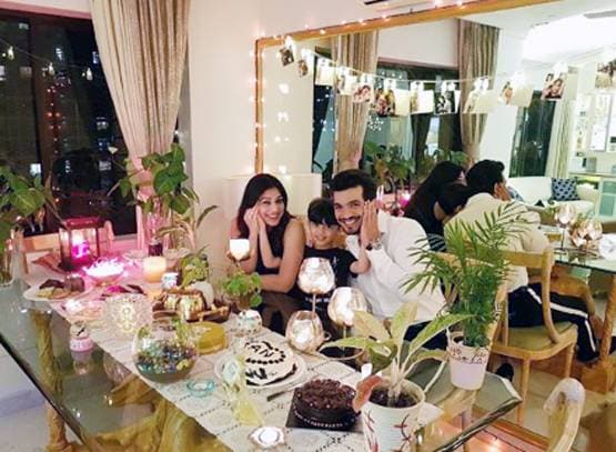 लॉकडाउन में अर्जुन बिजलानी ने सेलिब्रेट की एनिवर्सरी, दिया रोमांटिक पोज