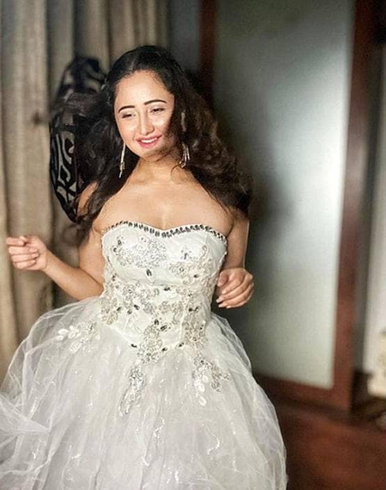 रश्मि देसाई ने एंजेल लुक में शेयर की फोटो, सोशल मीडिया पर वायरल