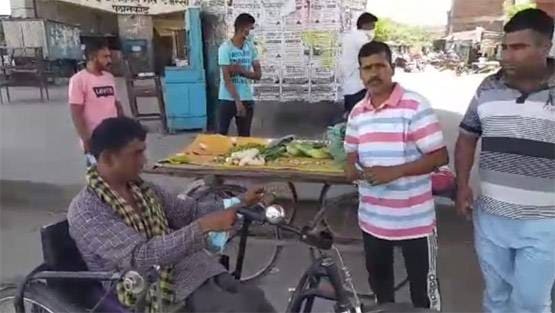 भिखारी 100 परिवारों को दे चुका है एक माह का राशन, बांटे 3000 मास्क