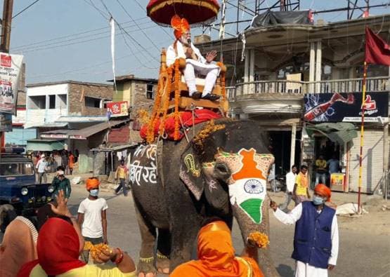 ये क्या! कोरोना को कुचलने के लिए हाथी पर निकले 'मोदी'!