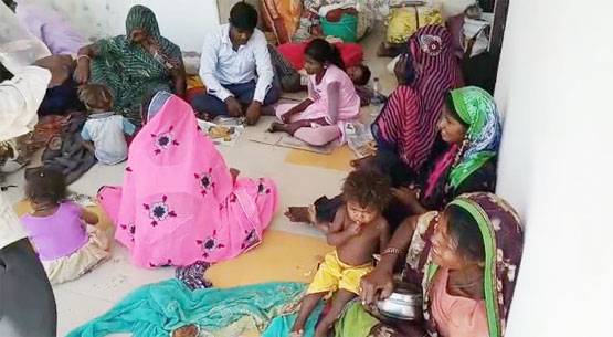 शौचालय में ठहरने को मजबूर प्रवासी मजदूर, खाने में दीं कच्ची रोटियां