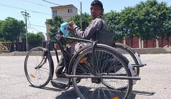 भिखारी 100 परिवारों को दे चुका है एक माह का राशन, बांटे 3000 मास्क