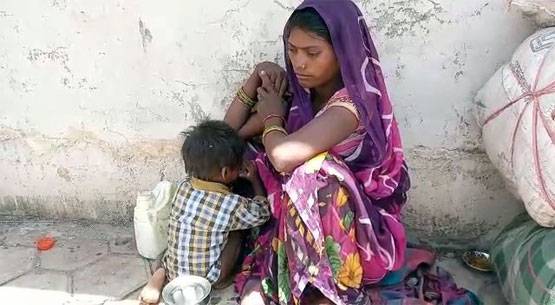 शौचालय में ठहरने को मजबूर प्रवासी मजदूर, खाने में दीं कच्ची रोटियां