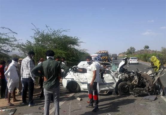 जोरदार टक्कर में कार के उड़े परखच्चे, 6 लोगों की दर्दनाक मौत