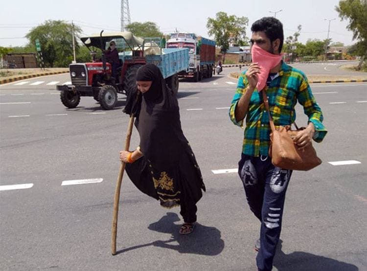 लाठी के सहारे पैदल जयपुर से बरेली के सफर पर निकली दिव्यांग मजदूर महिला