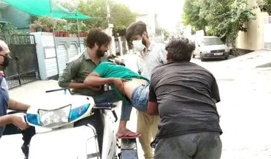 यूपी पुलिस पर आरोप, मोबाइल चोरी की शिकायत करने वाले को बेरहमी से पीटा