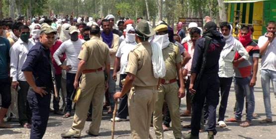 बॉर्डर पर फंसे 400 मजदूर, यूपी-राजस्थान पुलिस में हुई मारपीट