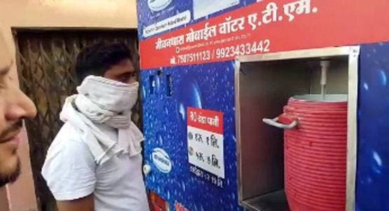 गर्मी में अनोखा एक्सपेरिमेंट, 50 पैसे में मिल रहा एक लीटर ठंडा RO वॉटर
