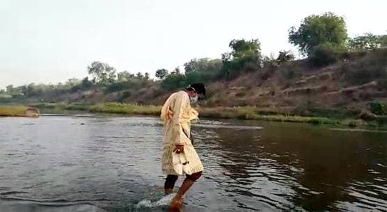 शादी के लिए नहीं मिली गाड़ी की इजाजत तो दूल्हे ने पैदल पार कर ली नदी