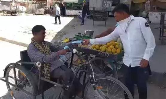 भिखारी 100 परिवारों को दे चुका है एक माह का राशन, बांटे 3000 मास्क