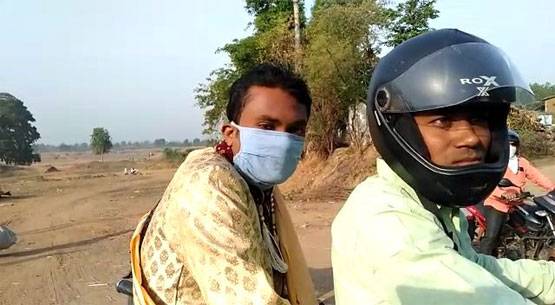 शादी के लिए नहीं मिली गाड़ी की इजाजत तो दूल्हे ने पैदल पार कर ली नदी