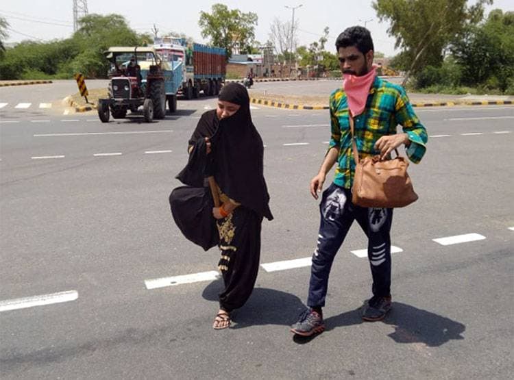 लाठी के सहारे पैदल जयपुर से बरेली के सफर पर निकली दिव्यांग मजदूर महिला