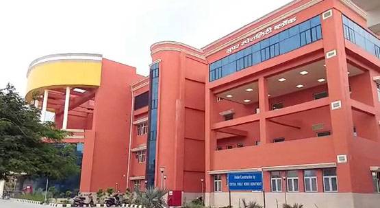 मरीजों के कोरोना टेस्ट सैंपल छीनकर भागे बंदर, पेड़ पर बैठ चबा डाली किट