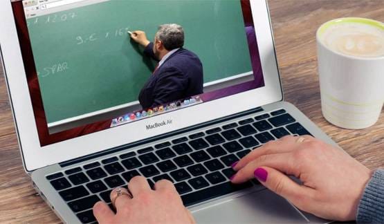 ऑनलाइन क्लास में स्टूडेंट ने चला दी पॉर्न क्लिप, वॉट्सएप ग्रुप छोड़कर भागी छात्राएं