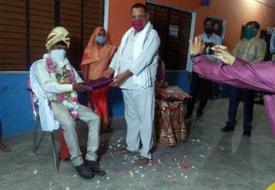 क्वारनटीन सेंटर में अनोखी शादी, सिर्फ 4 घंटे में पूरी हुईं रस्में