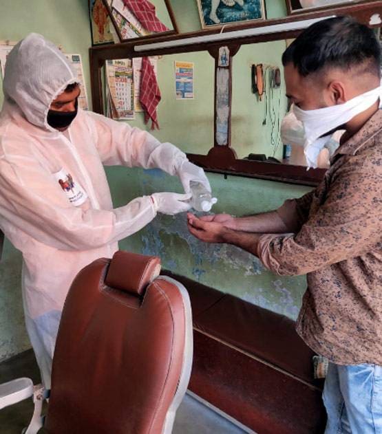 हेयर कट के लिए सैलून की शर्त, घर से लाओ तौलिया, रजिस्टर में लिखो नाम