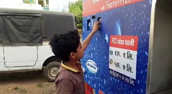 गर्मी में अनोखा एक्सपेरिमेंट, 50 पैसे में मिल रहा एक लीटर ठंडा RO वॉटर