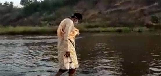 शादी के लिए नहीं मिली गाड़ी की इजाजत तो दूल्हे ने पैदल पार कर ली नदी