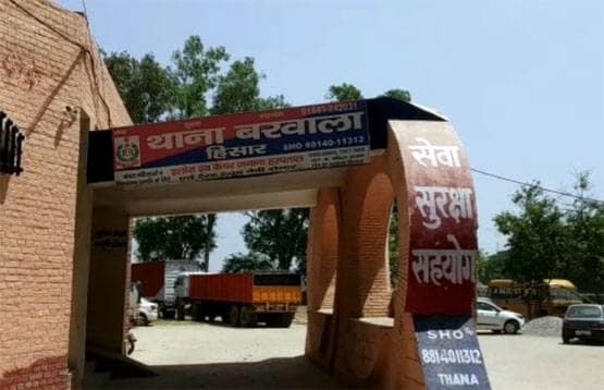 आटा गूंथ रही थी मां, बच्चियों ने डाल दी मिट्टी, चाकू से कर दी हत्या