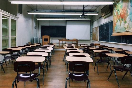 ऑनलाइन क्लास में स्टूडेंट ने चला दी पॉर्न क्लिप, वॉट्सएप ग्रुप छोड़कर भागी छात्राएं