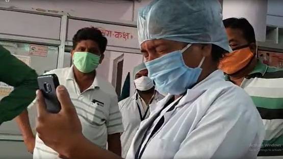 52 दिनों से ड्यूटी पर है नर्स, वीडियो कॉल पर बेटी को देख फूटकर रो पड़ी