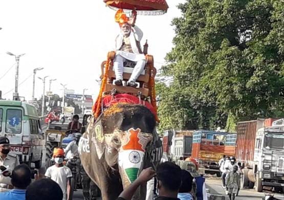 ये क्या! कोरोना को कुचलने के लिए हाथी पर निकले 'मोदी'!