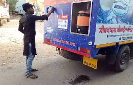 गर्मी में अनोखा एक्सपेरिमेंट, 50 पैसे में मिल रहा एक लीटर ठंडा RO वॉटर