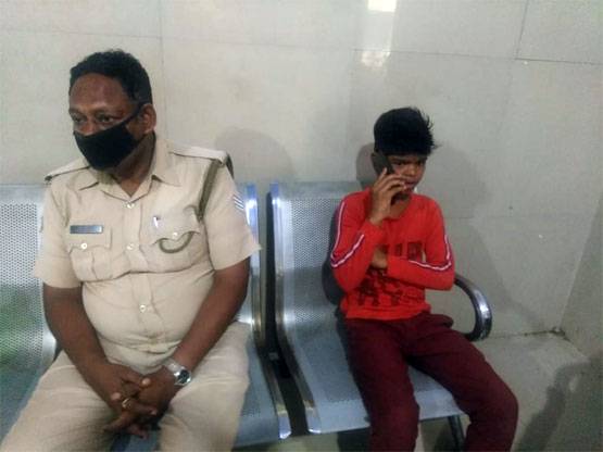 पारिवारिक विवाद में देवर ने भाभी की फावड़े से काट कर हत्या कर दी