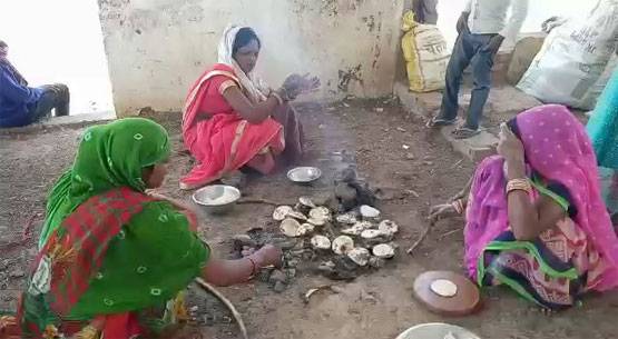 शौचालय में ठहरने को मजबूर प्रवासी मजदूर, खाने में दीं कच्ची रोटियां