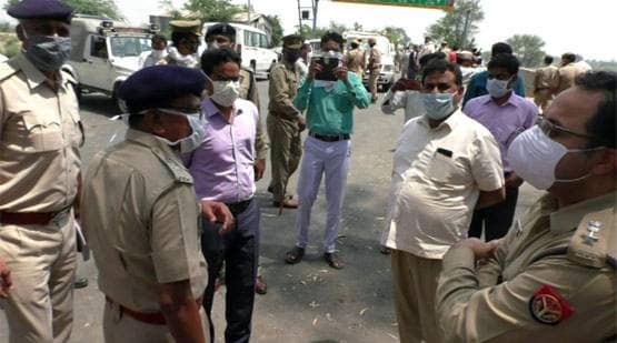 बॉर्डर पर फंसे 400 मजदूर, यूपी-राजस्थान पुलिस में हुई मारपीट