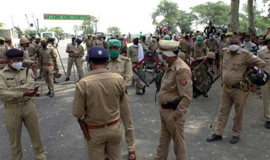 बॉर्डर पर फंसे 400 मजदूर, यूपी-राजस्थान पुलिस में हुई मारपीट