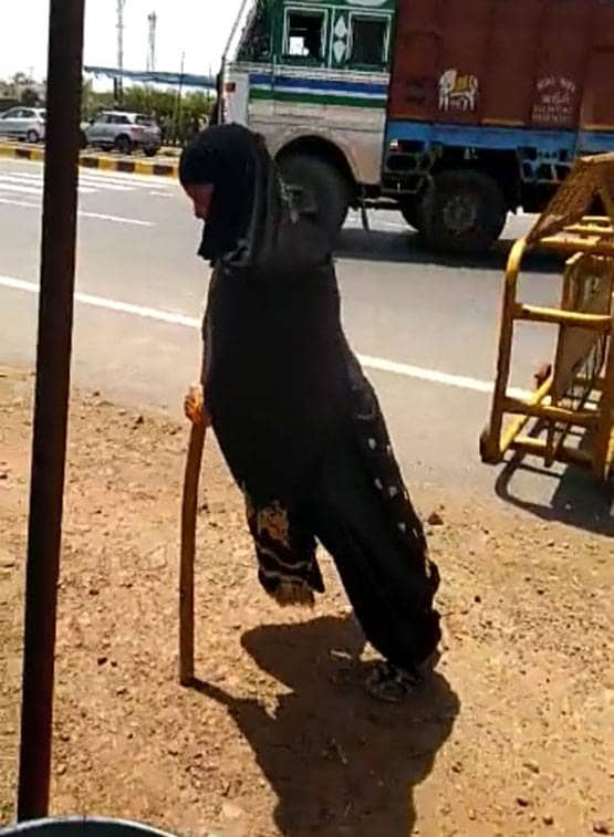 लाठी के सहारे पैदल जयपुर से बरेली के सफर पर निकली दिव्यांग मजदूर महिला