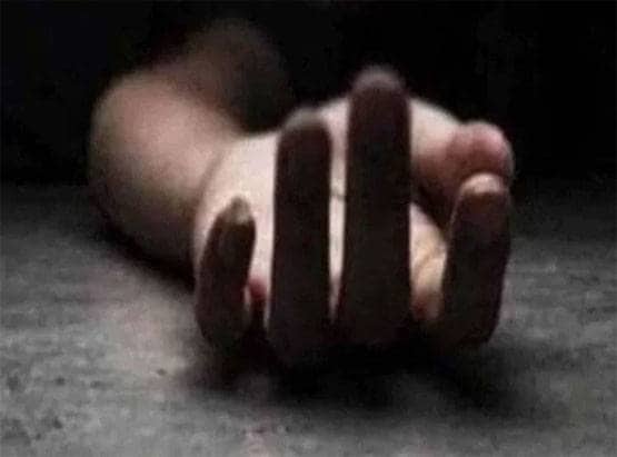 पारिवारिक विवाद में देवर ने भाभी की फावड़े से काट कर हत्या कर दी