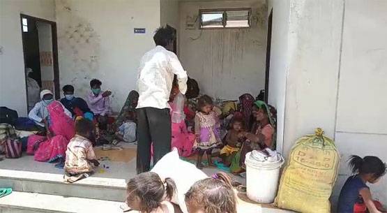 शौचालय में ठहरने को मजबूर प्रवासी मजदूर, खाने में दीं कच्ची रोटियां