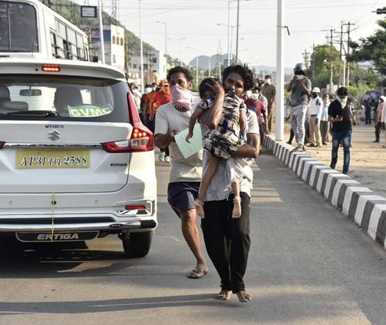 आधी रात गैस लीक, सड़क पर गिरते लोग...Vizag में भोपाल जैसा दिखा मंजर