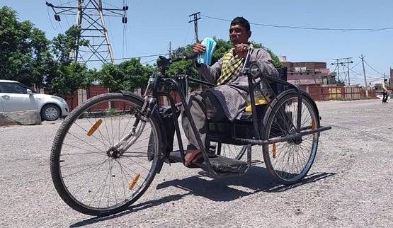 भिखारी 100 परिवारों को दे चुका है एक माह का राशन, बांटे 3000 मास्क